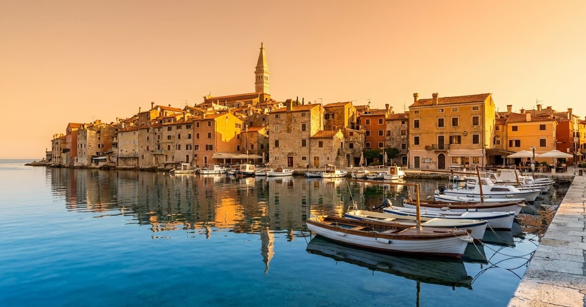 Pogled na luku i stari grad za letovanje u Rovinju 2026