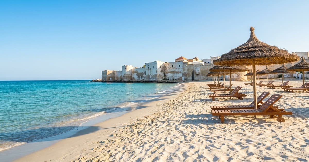 Peščana plaža i tirkizno more za letovanje u Hammametu 2026