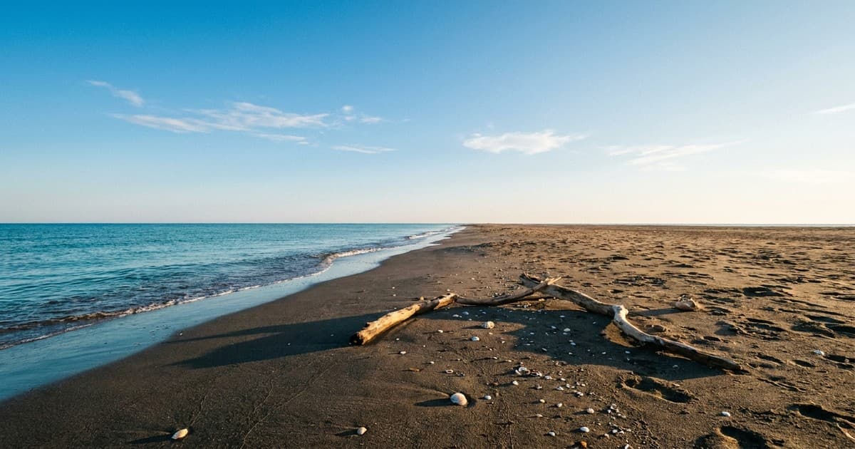 Ljetovanje u Ulcinju 2026: Prizor sa Velike plaže