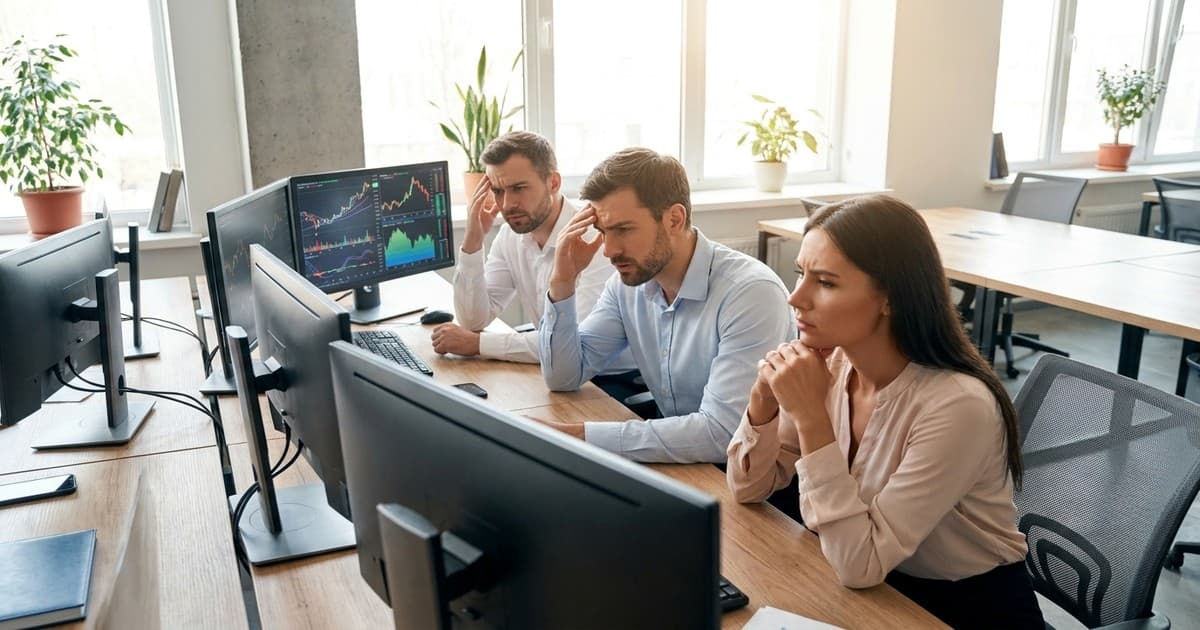 Analitičari prate Nasdaq pad na berzanskim monitorima